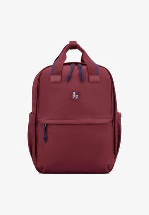 Zaino bordeaux realizzato in tessuto resistente con una texture liscia, dotato di due manici imbottiti e una tasca frontale con zip per lo stoccaggio.