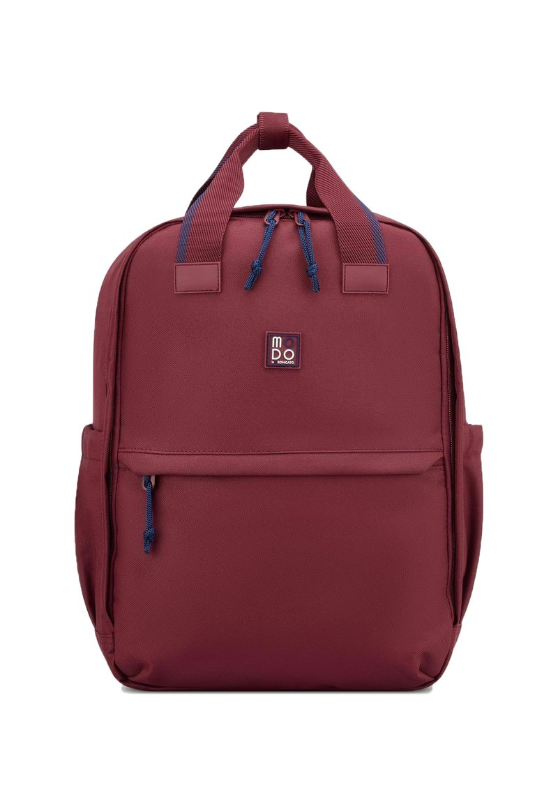 Zaino bordeaux realizzato in tessuto resistente con una texture liscia, dotato di due manici imbottiti e una tasca frontale con zip per lo stoccaggio.