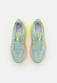 ASICS GEL-KAYANO 31 PARIS - Zapatillas running asfalto - light celadon/safety yellow