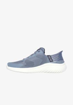 Sportliche Schuhe aus hellblauem Mesh mit Perforationen, gepolsterter weißer Sohle und kontrastierenden dunkleren blauen Akzenten an der Ferse und Zunge.