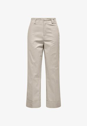 Augstas jostasvietas bēšas krāsas plašas bikses ar jostas cilpām, sānu kabatām, priekšējo rāvējslēdzēju un kroku apakšmalām, attēlotas uz balta fona.