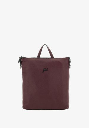 Borsa in pelle bordeaux con finitura testurizzata, chiusura con cerniera e manico superiore. Presenta un logo discreto sul davanti. Forma rettangolare.