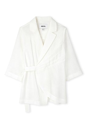 Weißer Leinenblazer mit Wickeldesign, kurzen Ärmeln und einem selbstgebundenen Gürtel. Verfügt über einen Reverskragen und dezente Faltendetails.