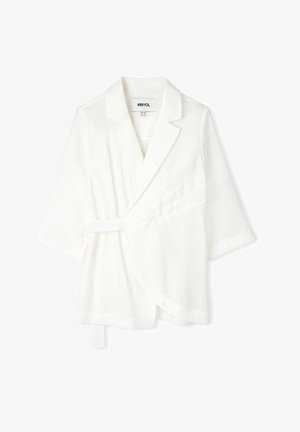 Weißer Leinenblazer mit Wickeldesign, kurzen Ärmeln und einem selbstgebundenen Gürtel. Verfügt über einen Reverskragen und dezente Faltendetails.