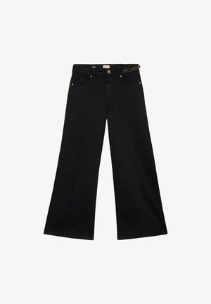 Jeans anchos negros hechos de denim con acentos en oro. Cuenta con bolsillos frontales y un lazo para cinturón para añadir estilo y funcionalidad.