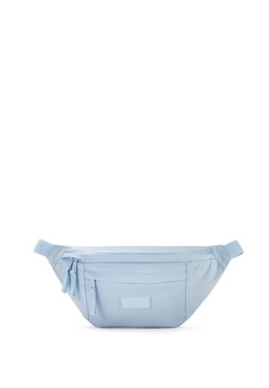Banane bleu clair en nylon, avec une poche zippée à l'avant, une sangle réglable et un discret patch logo sur le côté.