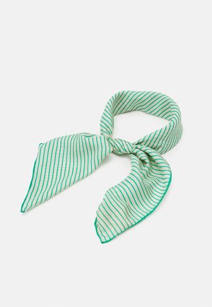 Écharpe en soie rayée vert clair et blanc, nouée en un nœud lâche avec deux extrémités pointues visibles sur un fond uni.