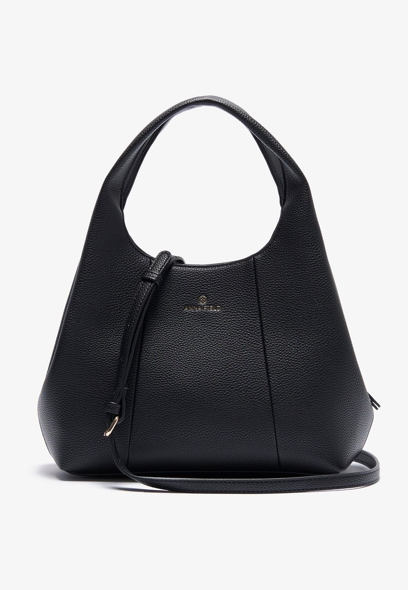 Borsa a tracolla in pelle nera con superficie texturizzata, silhouette arrotondata, manico corto e tracolla lunga rimovibile. Presenta un branding discreto.