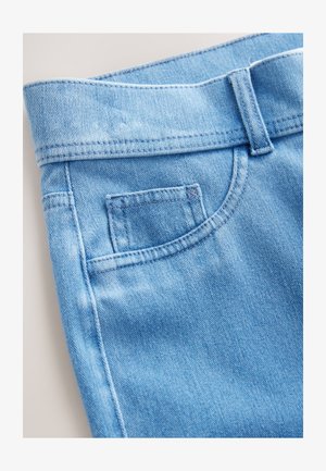 Lichtblauwe spijkerbroek met een opgevouwen tailleband, voorzien van een klein achterzakje en zichtbare stiksel details. De textuur is glad en licht vervaagd.