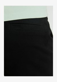 Unausgewählt, black