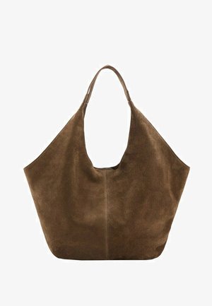 Bolso grande tipo tote de ante marrón con una sola correa para el hombro y estructura suave y relajada.