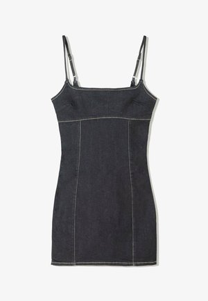 Denim obleka v temnem pranju z nastavljivimi naramnicami, oprijetim korpusom in kontrastnimi bež šivi ob šivih in robovih.