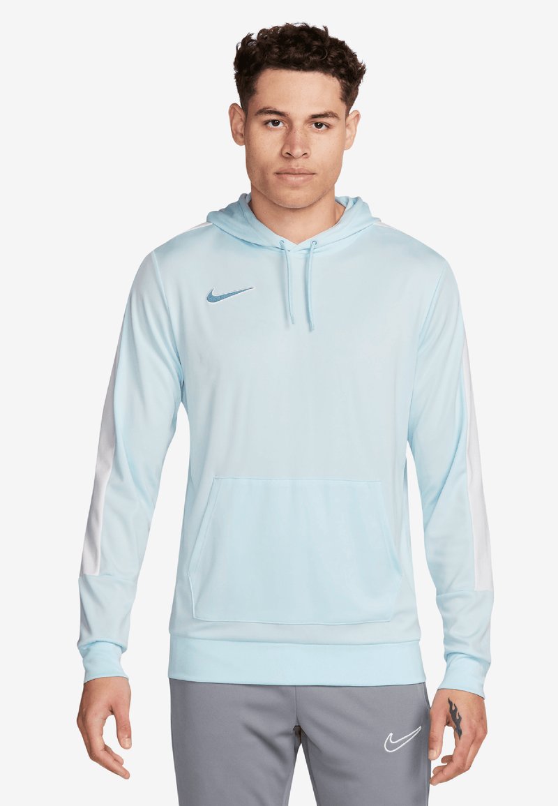 Lichtblauwe Nike-hoodie met een voorzak, verstelbare capuchon, witte zijstrepen en zilveren logo op de borst. Glad, synthetisch materiaal.