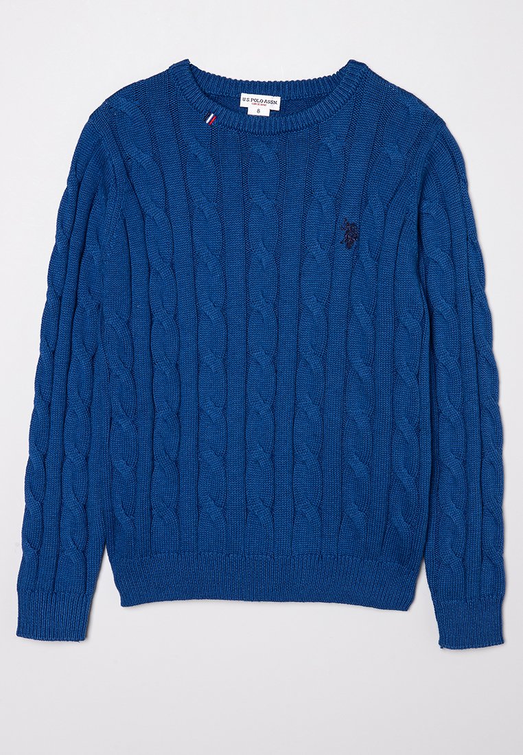 Blauer Kabelstrickpullover mit rundem Ausschnitt, gerippten Bündchen und Saum, ausgestattet mit einem kleinen gestickten Logo auf der Brust und einem dreifarbigen Akzent.