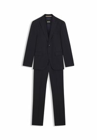 Granatowy garnitur w prążek, składający się z marynarki na dwa guziki z klapami z wycięciem, kieszenią na piersi oraz spodni z prostymi nogawkami. Wykonany z gładkiego materiału.