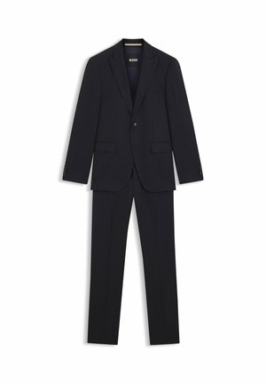 Completo blu navy a righe sottili con blazer a due bottoni, rever a lancia, taschino sul petto e pantaloni a piega piatta. Realizzato in tessuto liscio.
