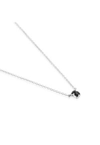 Collana in argento con pendente a forma di cuore nero sfaccettato, bordi lisci e finitura lucida.