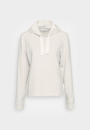 Lichtgrijze sweatshirt met capuchon, trekkoord en lange mouwen. Zachte textuur en licht oversized pasvorm. Label zichtbaar aan de zijkant.