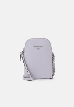 Mała jasnofioletowa skórzana torebka na ramię z srebrnym łańcuszkiem i logo Michael Kors z przodu.
