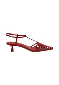 Sandalo con tacco kitten in vernice rossa, design a gabbia con punta appuntita e cinturino alla caviglia con fibbia, vista laterale su sfondo bianco.