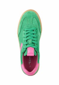 Gröna mockaskor med rosa accenter, rund tå, traditionell snörning och en texturerad gummisula. Har varumärke inuti.