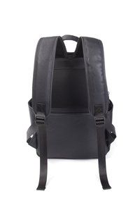 Zaino in pelle nera con schienale in rete imbottita, spallacci regolabili e scomparto con zip. Texture liscia e design minimalista.