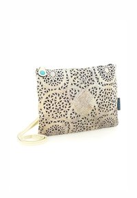Clutch con motivo metallico e design geometrici, dotata di una tracolla beige e di un bottone blu a contrasto. Chiusura con zip nella parte superiore.