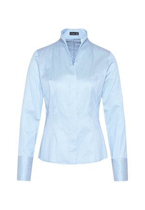 Jasnoniebieska dopasowana damska bluzka z długimi rękawami, stójką oraz subtelnym wzorem diamentów na mankietach i ramionach.