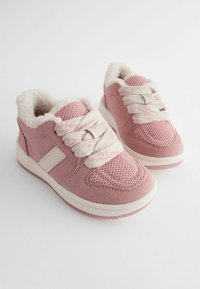 Rosa träningsskor med en nätöverdel, mjukt fleecefoder och texturerad gummisula. Inkluderar ljusa snören och detaljer.