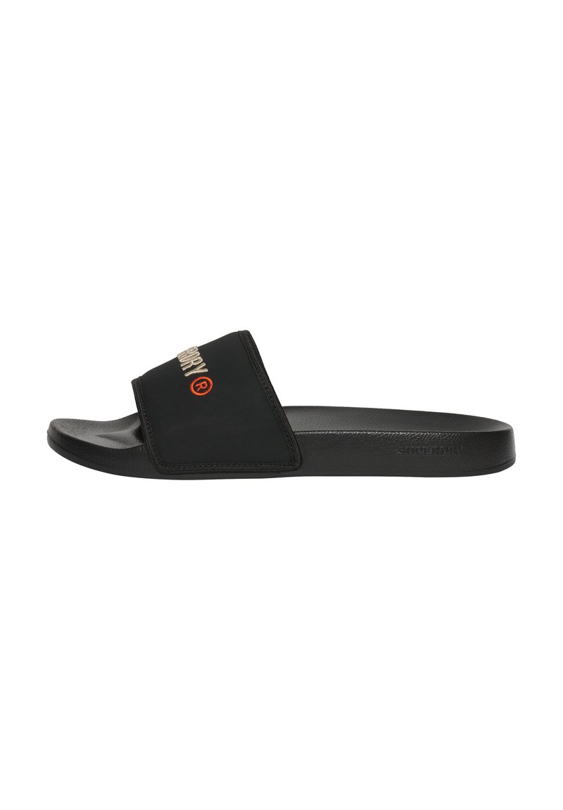 Zwarte slide sandaal met een brede band met geborduurd logo, een gladde oppervlakte en een platte rubberen zool voor comfort en een gemakkelijke pasvorm.