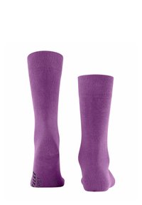 Lila Baumwollsocken mit einem gerippten Bündchen, das eine glatte Textur und dezente Branding auf der Sohle aufweist. Design in mittlerer Knielänge.