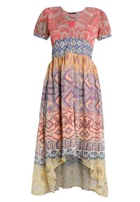 Robe maxi en tissu léger avec un décolleté en V, des manches courtes bouffantes et un motif géométrique coloré dégradé allant du rose au jaune.
