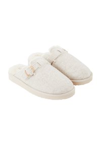 Zuecos de fieltro en beige claro con un interior suave forrado de pelo. Presentan detalles de costura y acentos de doble hebilla metálica en la parte superior. Suela plana.