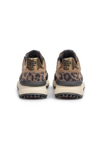 Bruna och svarta sneakers med leopardmönster, tillverkade av läder och mocka, med en guldaccent på hälen och en tjock beige sula.