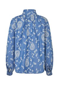 Niebieska bluzka w wzory z paisley i małymi akcentami kwiatowymi. Długie rękawy z zapięciem na guziki i wysoki kołnierz. Miękka tekstura materiału.