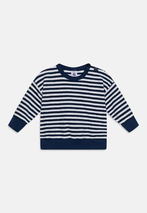 Suéter a rayas en azul marino y blanco. Presenta mangas largas, cuello redondo y detalles de botones en el hombro. Tejido suave y texturizado.