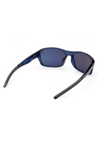 Gafas de sol con un tinte azul y un diseño envolvente y elegante. Presentan patas de color gris oscuro y un acabado brillante, proporcionando protección UV.