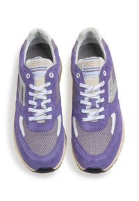 Sneakers in suede e mesh viola presentano lacci bianchi, una suola texturizzata e dettagli in metallo argentato. Il design include forme distintive e cuciture.