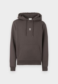 Hoodie marron foncé en tissu doux, avec une poche kangourou, un capuchon à cordon de serrage et un logo blanc "II" au centre de la poitrine. Coupe classique.