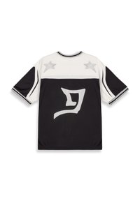 Jersey en blanco y negro con mangas cortas, que presenta estrellas texturizadas y un logo estilizado prominente en gris en la parte posterior, con ribetes en contraste.