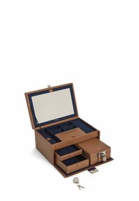 Caja de joyería de cuero marrón con un espejo, interior de ante azul, varios compartimentos y dos cajones, que cuenta con un candado y llave.