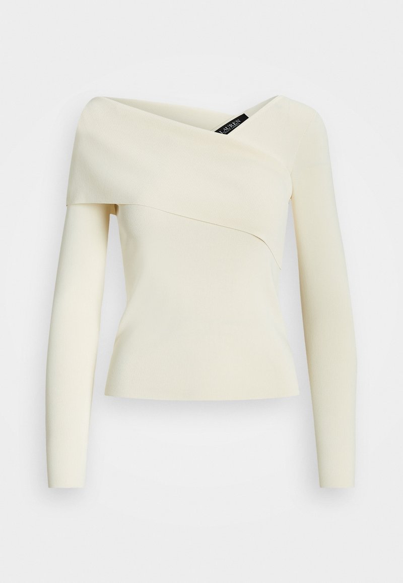 Krämfärgad off-shoulder topp med långa ärmar, som har en omlott-design och ett slätt, texturerat tyg. Lappen synlig vid halsringningen.