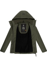 Giacca verde oliva con una fodera interna in pile nera rimovibile, cappuccio e bottoni a pressione. L'interno presenta un'etichetta di marca con dettagli grafici.