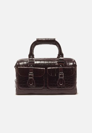 Dunkelbraune Lederhandtasche mit Krokodilstruktur, doppelten oberen Griffen und zwei vorderen Taschen mit Schnallen auf weißem Hintergrund.