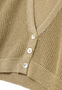 Cardigan lavorato a maglia beige con tessuto a trama larga, scollatura a V e quattro chiusure con bottoni realizzati in materiale di conchiglia lucido e iridescente.