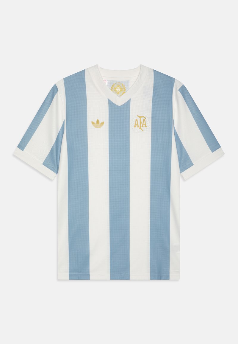 Maillot de football argentin, à manches courtes, avec des rayures verticales bleu clair et blanches, encolure en V, logo Adidas doré et emblème de l'AFA.