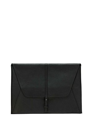 Pochette pour documents en cuir noir avec un design en forme d'enveloppe, dotée d'un rabat et d'une texture lisse. Design minimaliste et fonctionnel.