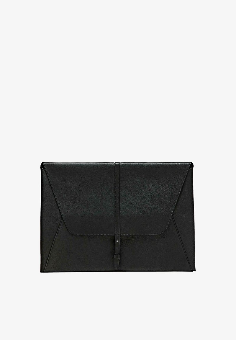 Pochette pour documents en cuir noir avec un design en forme d'enveloppe, dotée d'un rabat et d'une texture lisse. Design minimaliste et fonctionnel.