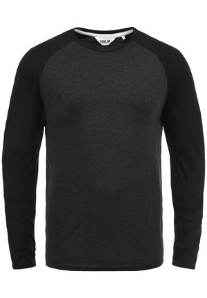 Chemise noire à manches longues avec un décolleté rond. Elle présente des manches raglan et une texture légèrement chinée sur le corps.
