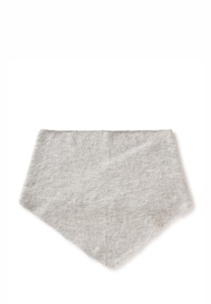 Szary trójkątny szalik wykonany z miękkiej tkaniny o lekko teksturowanej powierzchni. Krawędzie są gładkie, minimalistyczny design bez widocznych elementów metalowych.